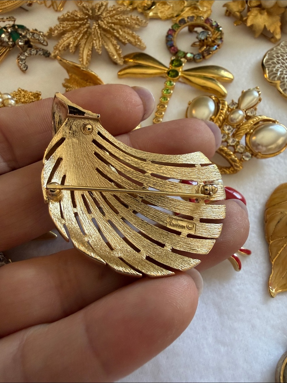 Vintage Gold-Tone Mixed Brooch Lot - some signed Accent Pins - Picture 8 of 8